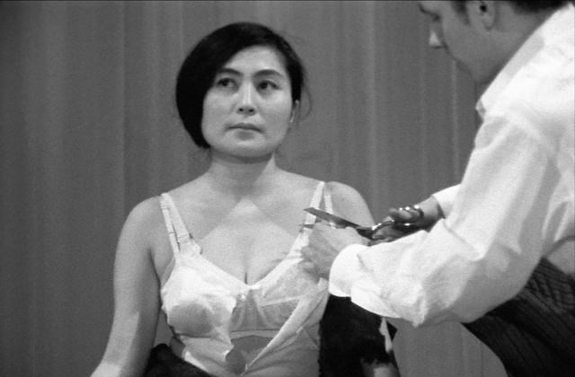 清华大学 日本女子痴迷行为艺术，把剪刀交给观众，让他们自由发挥