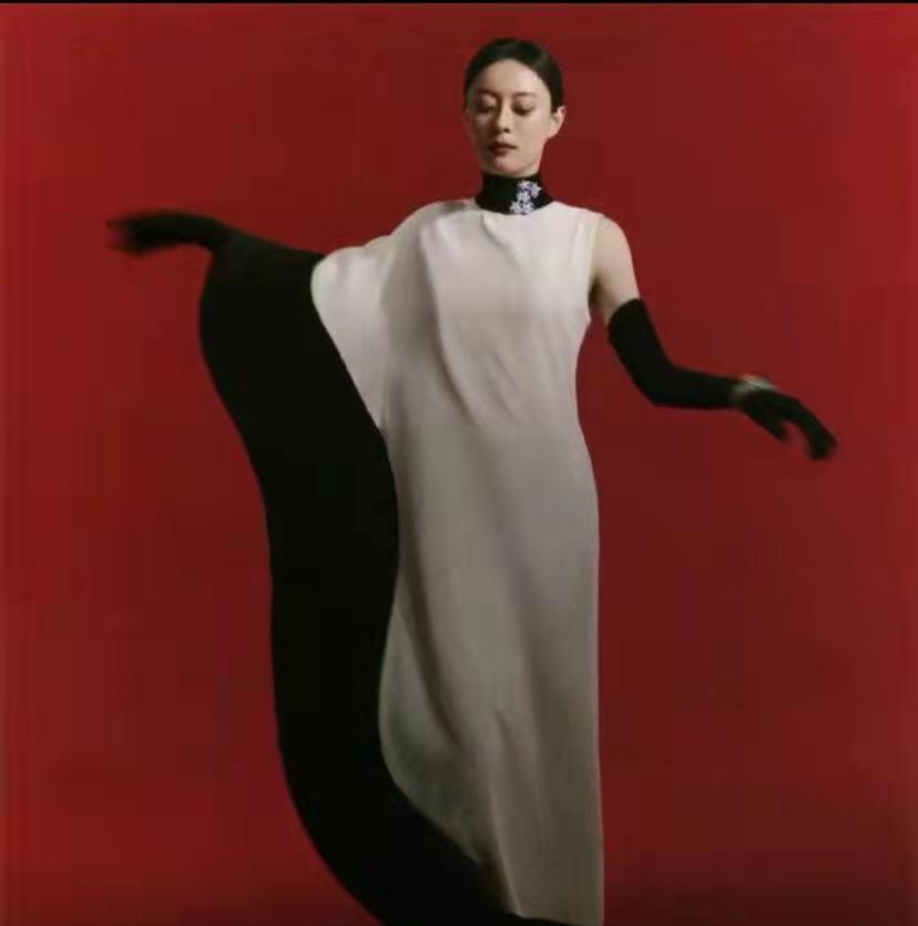 孙俪|被孙俪的穿搭圈粉了，雪纺上衣+黑色裤子，优雅还高级