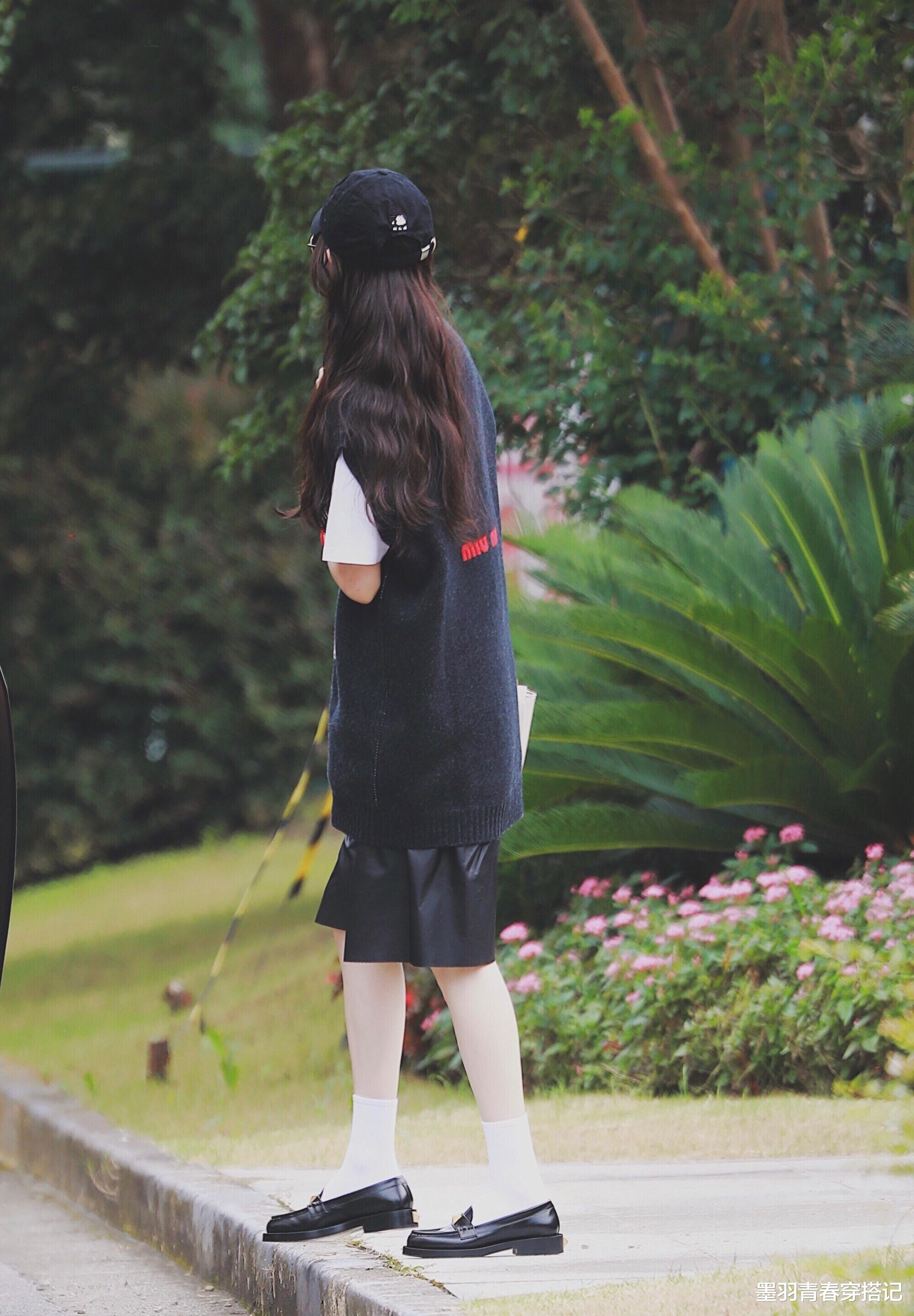 墨羽青春穿搭记|唐嫣的“少女感”真藏不住，毛衣配皮短裤高瘦美，一看就过得幸福