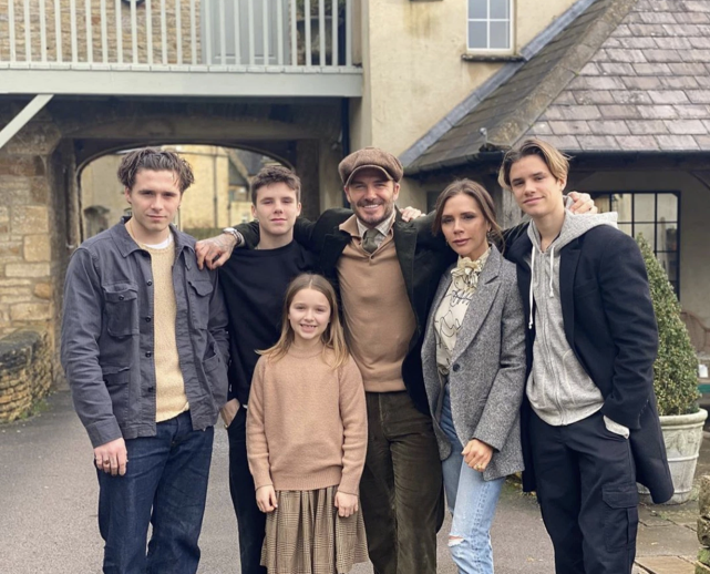 发型|小贝一家同框亮相,四个孩子模仿父亲经典发型,颜值却都差了不少