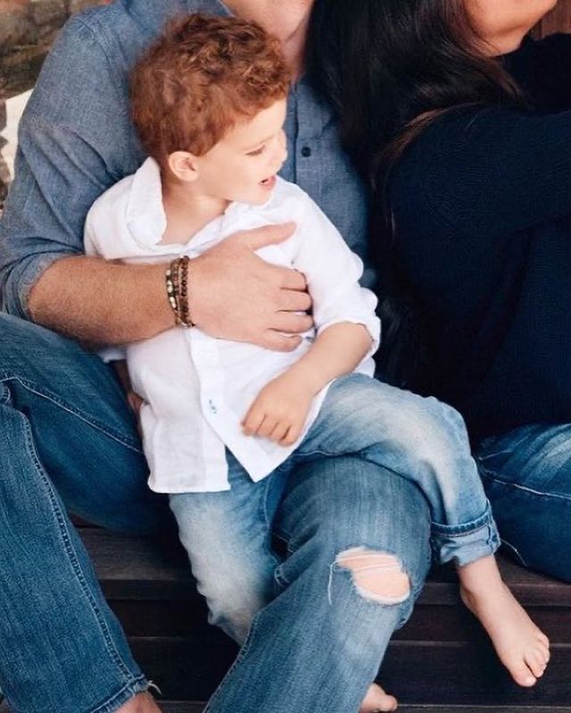 小王子|梅根终于放大招！首次公布一家四口全家福，莉莉小公主比阿奇还白