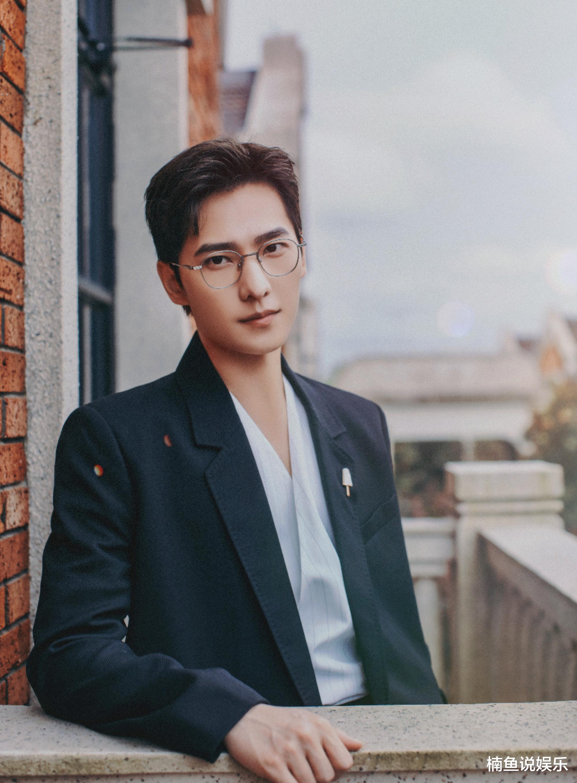 街舞|杨洋戴上眼镜疯狂放电！五官精致棱角分明，七夕男友造型太上头