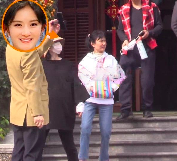 谢娜|谢娜待产状态好，挺孕肚外出不用人搀扶，张杰岳母双手插兜没事做