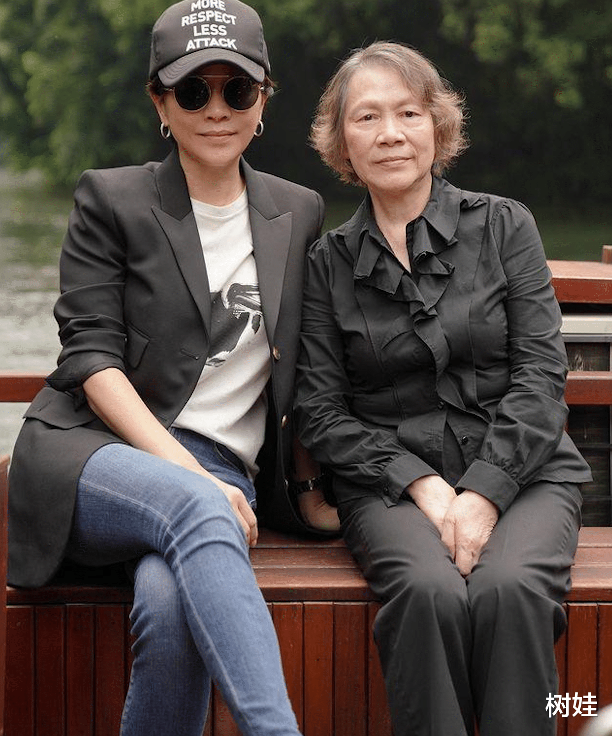 刘嘉玲|刘嘉玲晒全家福为母亲庆生,梁朝伟同框岳母,两人贴身合照关系好