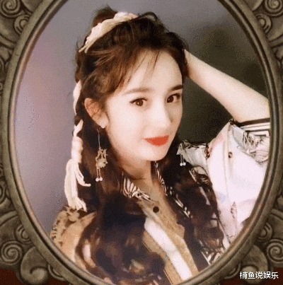 杨幂|杨幂一点不像86年的人，高马尾搭配百褶裙，元气少女感十足