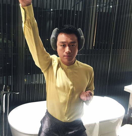 十万个家居为什么|佟大为晒出自己的家，夏天还用葵扇来乘凉，这生活也太勤俭了