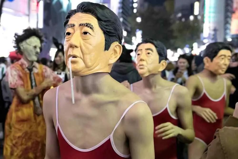 万圣节|日本万圣节不太平！男子cos“小丑”故意持刀伤人，多名女子被跟踪猥亵，当班警察：太乱了，真的累了！