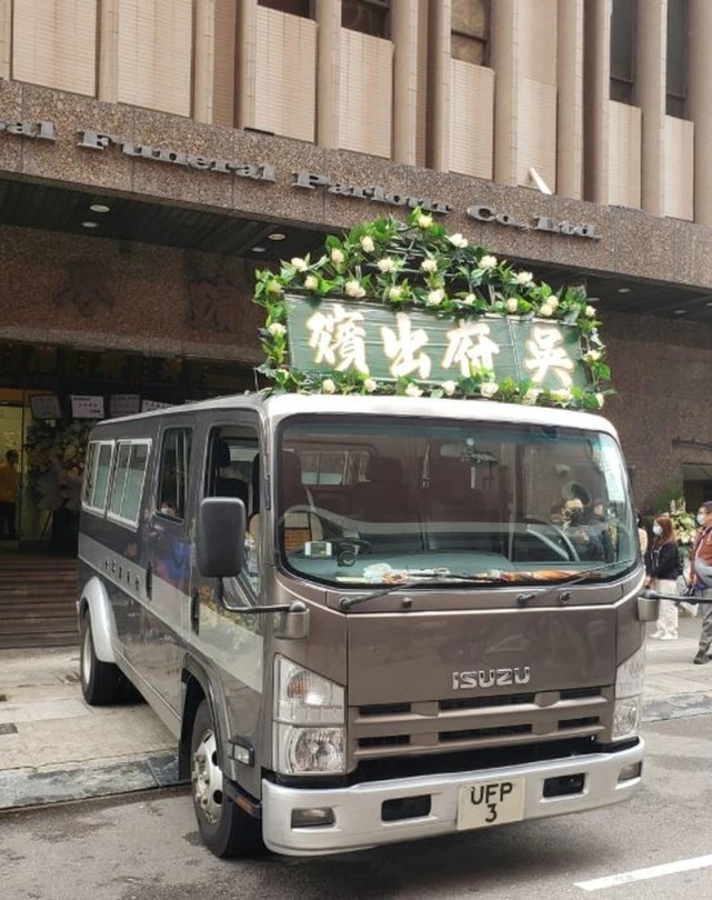 吴孟达|吴孟达出殡白发母亲首现身,伤心痛哭步履蹒跚,需俩亲友搀扶