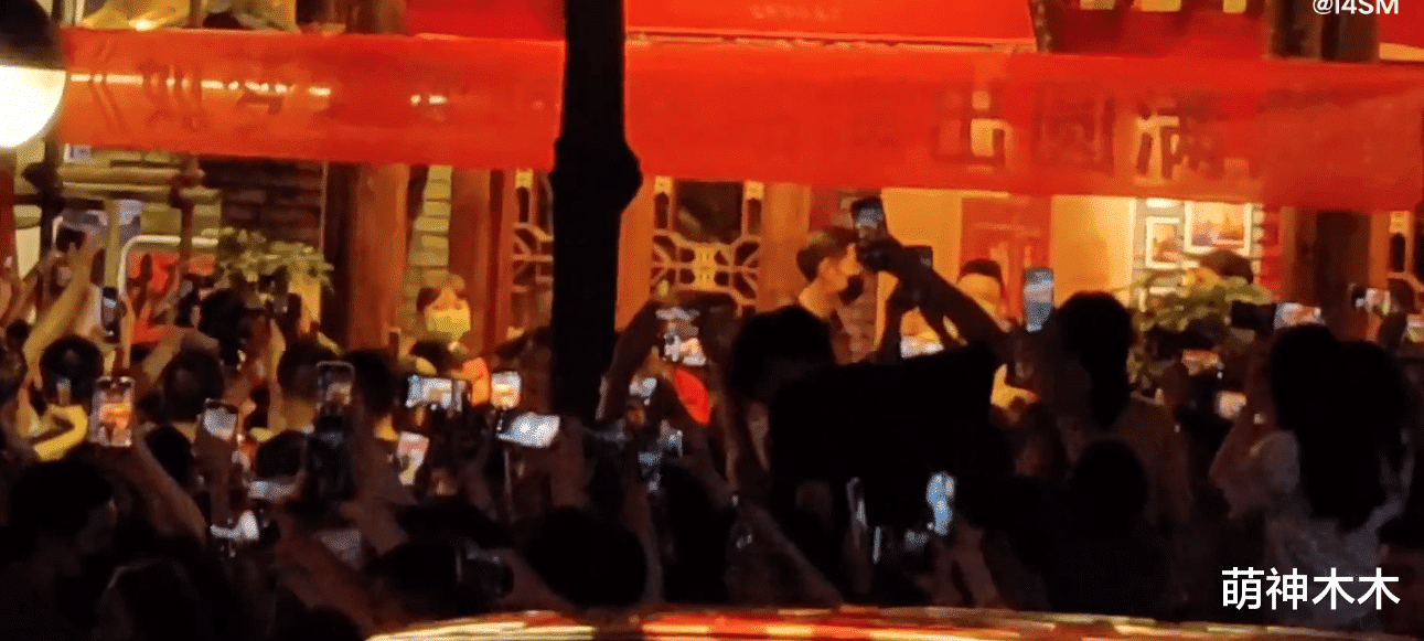 肖战|肖战深夜吃火锅发博分享，却遭店家泄露庆功宴行踪，惨被围堵