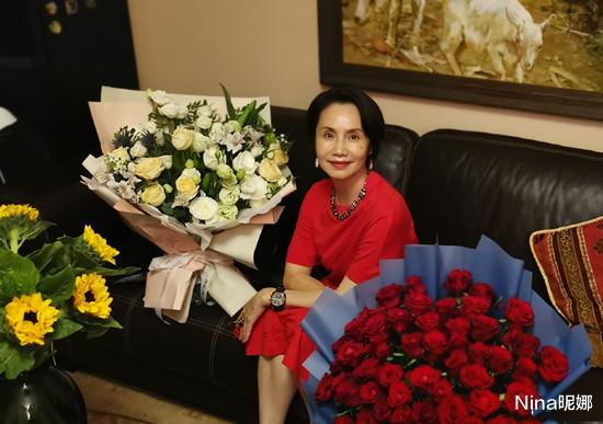 徐俐|央视退休主持徐俐上综艺，花甲之年穿西装戴耳环太抢镜，众女主持遭无视