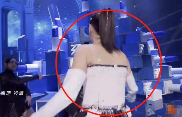 张柏芝|40岁张柏芝公演唱rap，我却关注她无美颜生图，真实身材一目了然