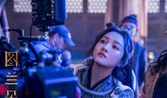 方脸妹说时尚|关晓彤快瘦成麻杆，换蓝色长发变长脸，穿打底衫满身褶皱目测90斤