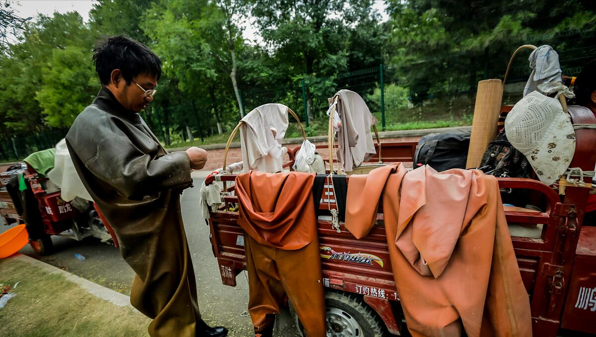 |多地掀起打捞“红色虫子”的浪潮，一晚获利千元，为何“不能打”