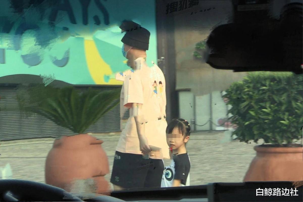 孙红雷|孙红雷携小15岁妻子看话剧！穿情侣装好恩爱，王骏迪素颜不输明星