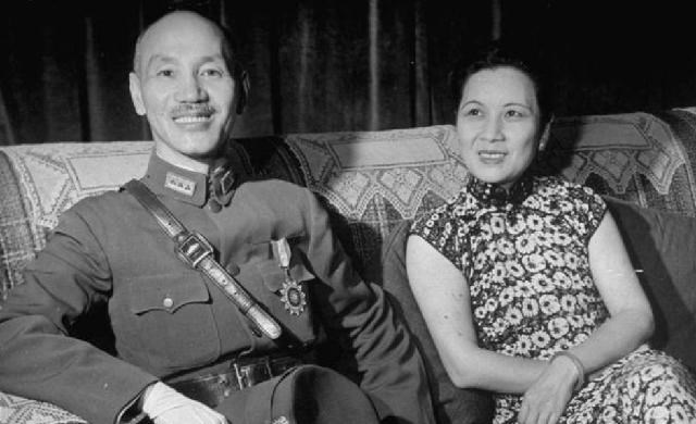 翡翠手镯|宋美龄百岁寿辰时戴的翡翠手镯，如今价值多少？