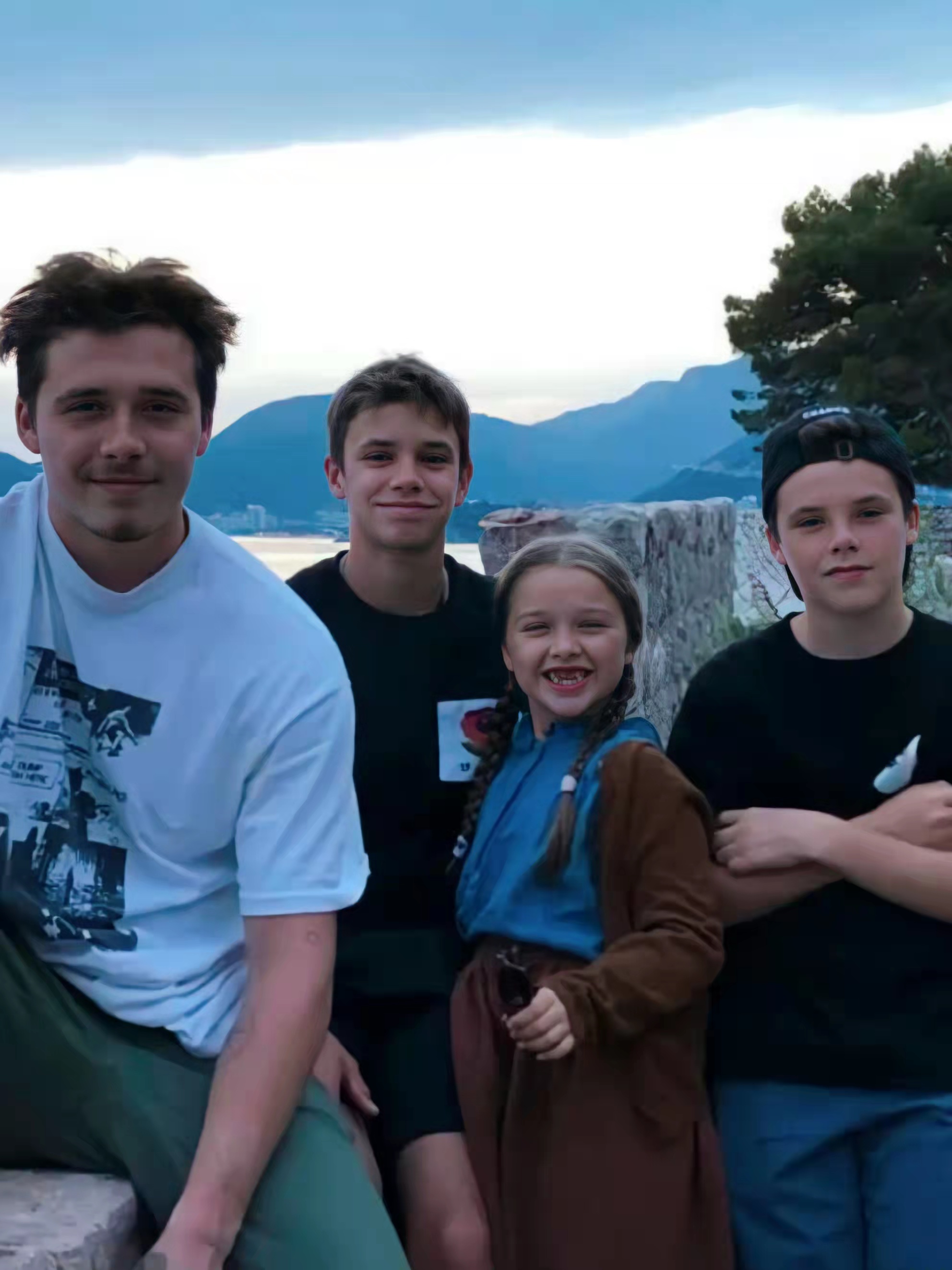 二哥|11岁的小七和二哥合影！当年趴在罗密欧后背上的小姑娘，长大了