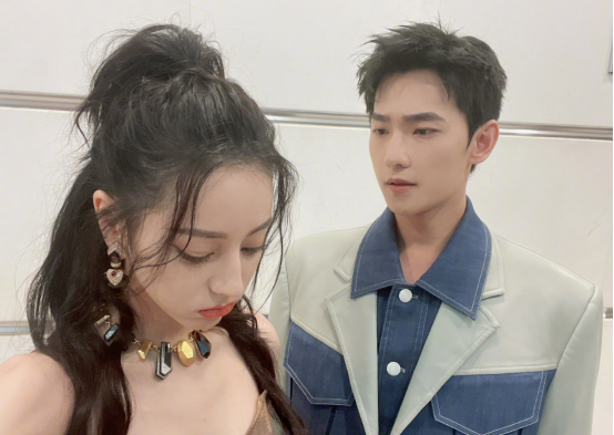 穿衣搭配|“荣耀夫妇”狂撒糖，杨洋热巴真人CP更养眼，颜值高还会穿搭