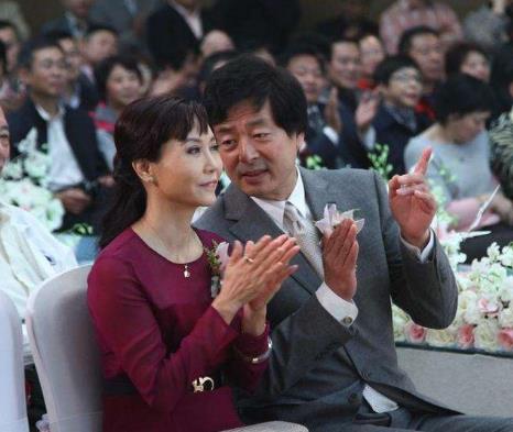 |濮存昕的闺女结婚。他给女儿一张卡：这里有50万，办婚宴用