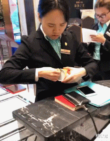 柯以男|神回复：宿舍多个室友吸烟，我不想吸二手烟，劝他们又不听，该怎么办？