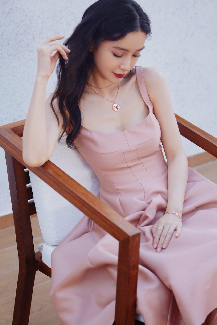 梦昕薇时尚生活|杨颖一袭吊带粉裙美若天仙,盈盈浅笑太撩人,眼神好美好温柔