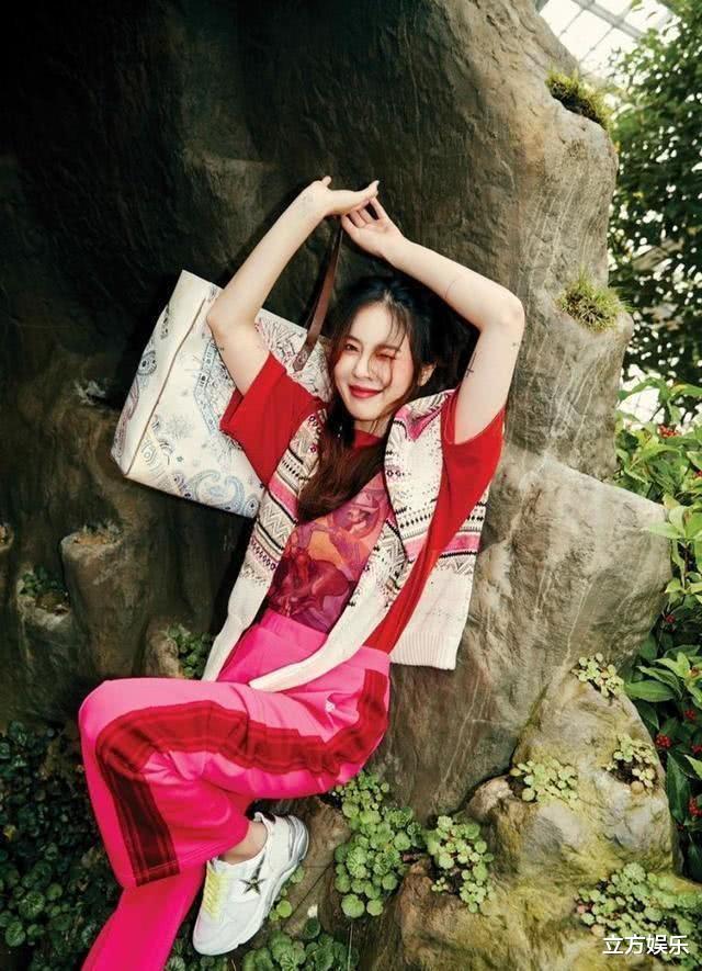 金泫雅|泫雅带男友参加活动，男方赤身被人怼脸拍，牙齿上镶钻太奇葩！