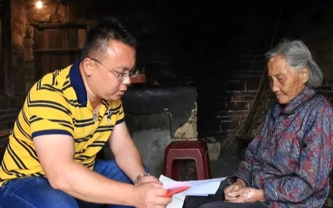 98岁老母亲照顾俩智障儿70多年,生了他们就负责到底,母爱无疆!