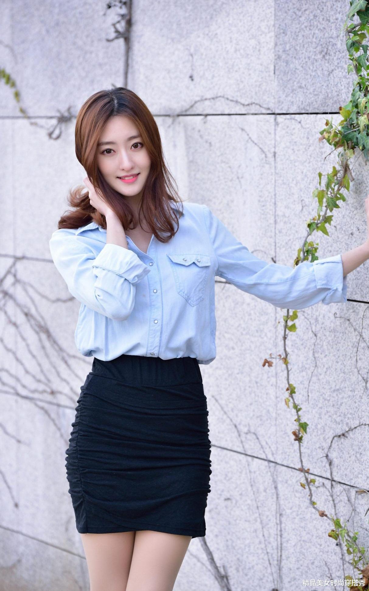 河北|初入职场如何穿着得体？淡蓝色衬衫搭配包臀裙，简约又耐看
