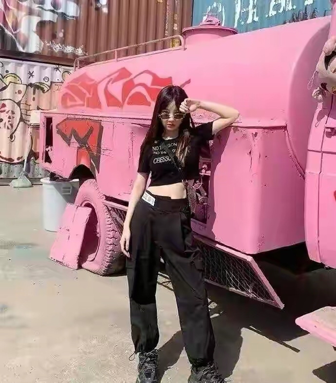 潮帮先生|李小璐无戏可拍不消停，把车库当秀场走起台步，穿一身黑还挺有范