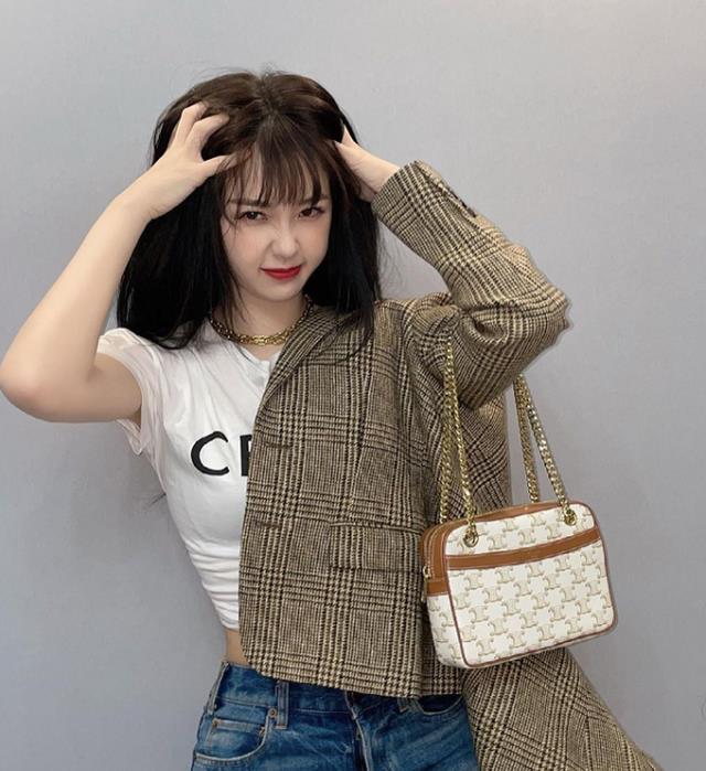 虞书欣|难怪虞书欣一直披肩发，看到她随手扎起的高马尾，发量过于真实了