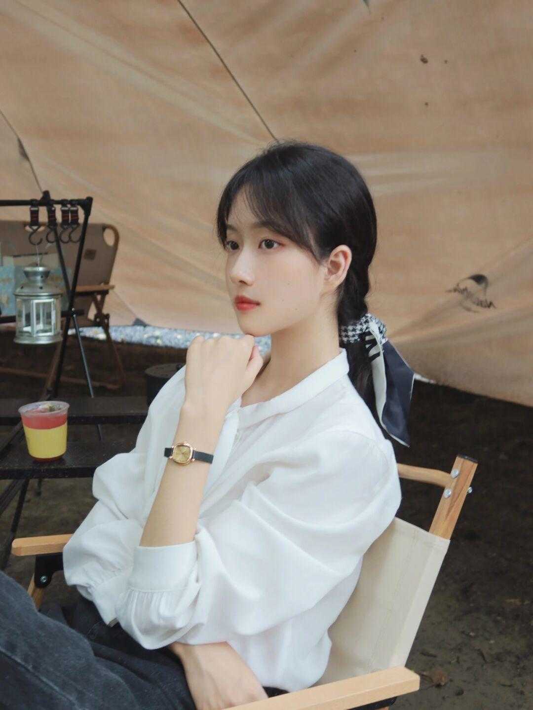 何有强|秋季的简约穿搭指南,毛衣外套搭配吊带裙高级时髦,精致大气