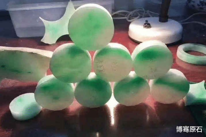 翡翠|小伙花70万买大块翡翠原石,切出一堆春带彩手镯,网友表示可以换几套房了!