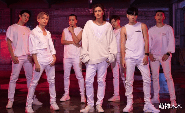 罗志祥|罗志祥借狗炫富惹争议,拍照背景全是大牌包,过个生日餐食都定制