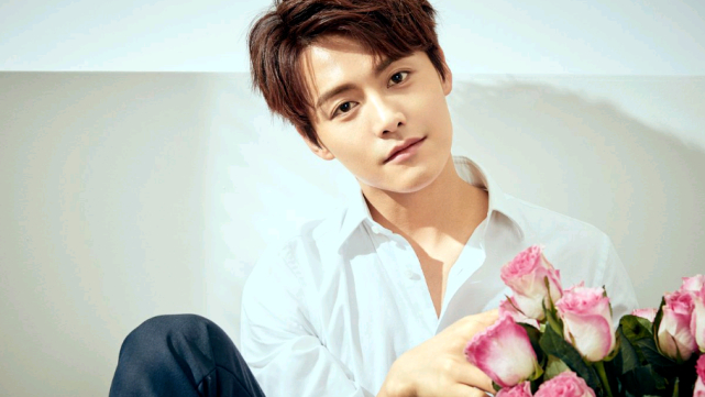 郑爽|无视广电“封杀令”，给予郑爽全新的身份，重庆四中法院到底咋想的！