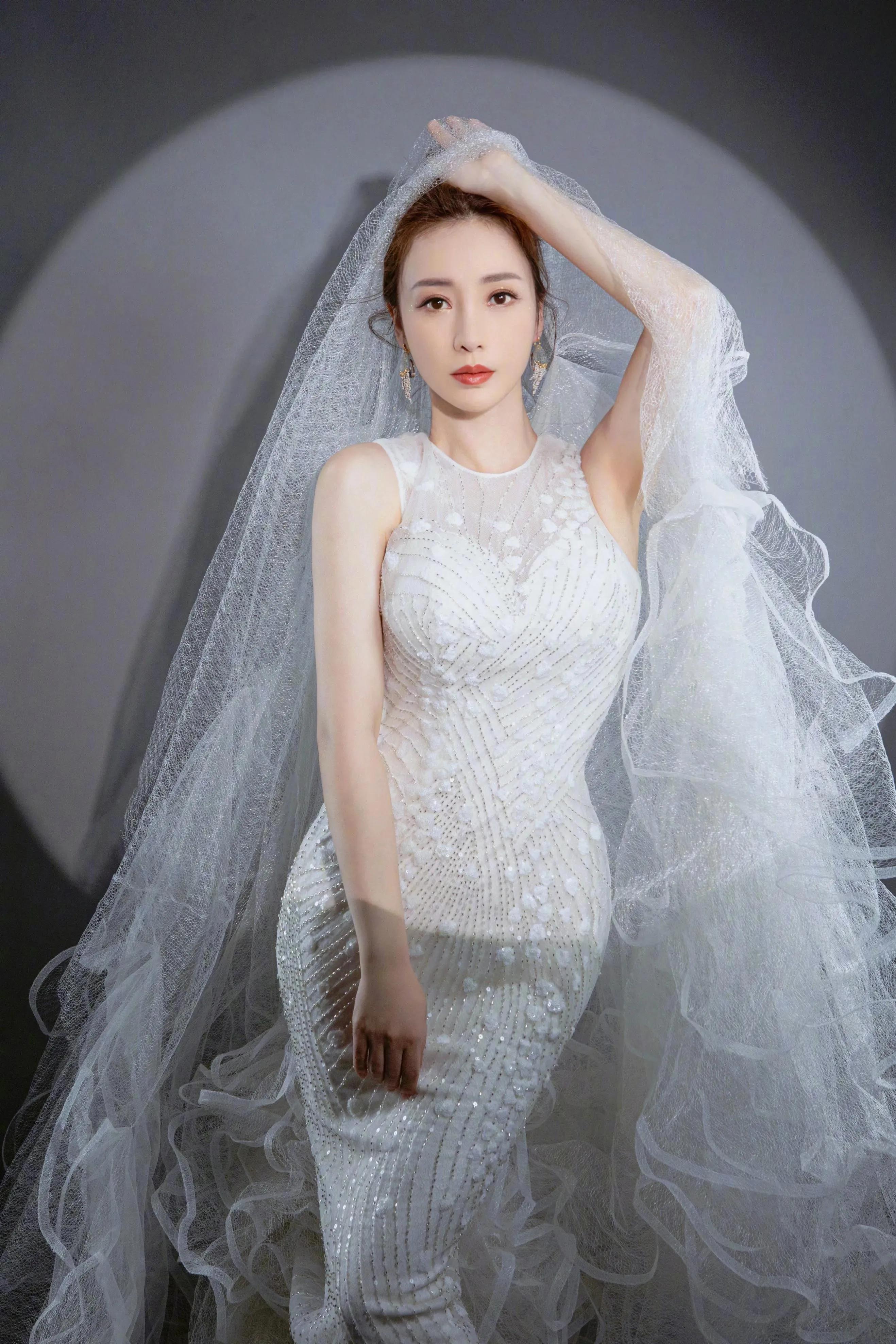 柳岩|性感女神柳岩写真图集，大秀玲珑曲线，火辣惊艳，不愧为宅男女神