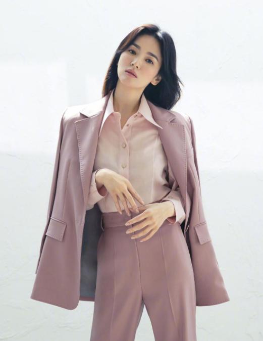 何有强|宋慧乔才是“女神圈”yyds，穿打底衫配白色短裤，长腿细腰绝了！