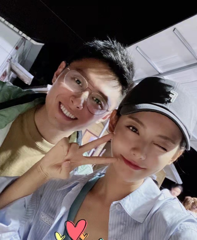 张嘉倪|张嘉倪好拼，前脚在寒风冷水里拍照，后脚就到医院做肩颈针灸，看着好疼