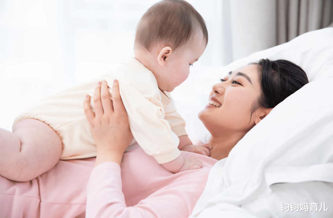 钧钧妈育儿|宝宝睡觉出现“惊跳”，宝妈们不要慌！