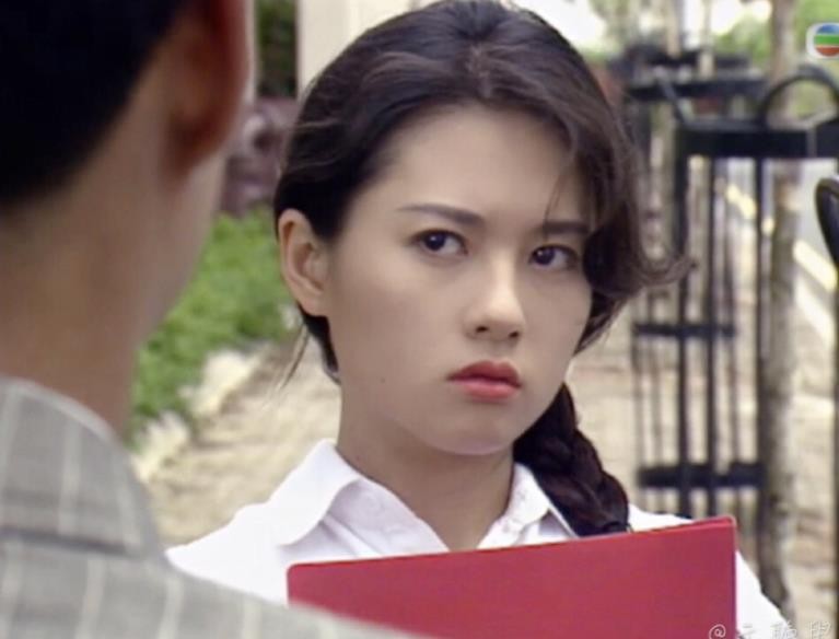 李丽珍|风月女神李丽珍罕露面,穿短裙露一双肌肉腿,膀大腰圆发福明显