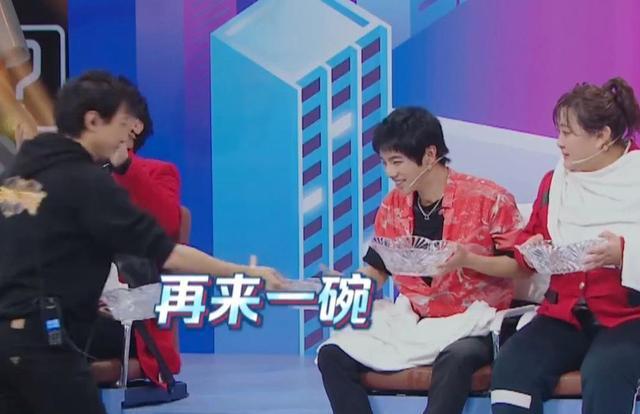 沈腾|当华晨宇一口气喝掉“道具水”，我意识到贾玲沈腾这类艺人多重要