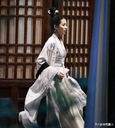 江雪|?最新女星古装路透：热巴红赵露思红衣比美，看到鞠婧祎我沉默了