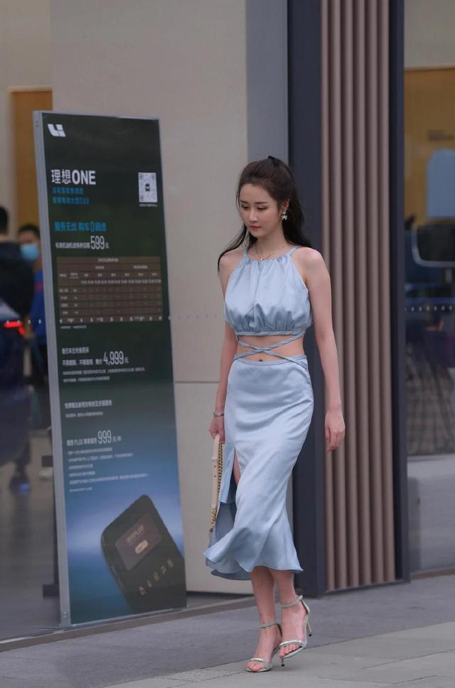 穿衣搭配|颜值不够，衣品来凑，这套“吊带+裙装”搭配，让你美的酣畅淋漓