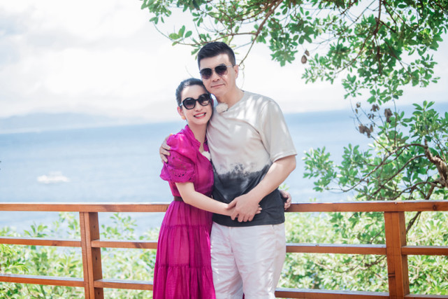 秦海璐|秦海璐和丈夫晒旅行照，穿玫瑰红长裙气质端庄，丈夫也像小年轻！