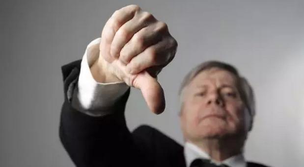 副业小灵通 20岁的小女生,业余时间玩纸牌,竟然做成月入过万的副业!