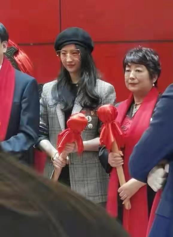 张馨予|33岁刘亦菲久违亮相！2万7西装搭贝雷帽变法式浪漫女孩，美回23岁