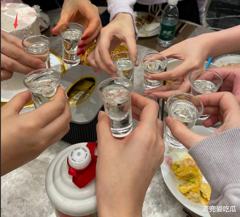 周扬青|与罗昊刚分手？周扬青牵手陈瑞丰去医院，两人年龄相差6岁