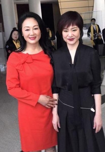 长裙|61岁刘雪华老了，一身黑色长裙配短发很飒爽，可惜法令纹太明星了