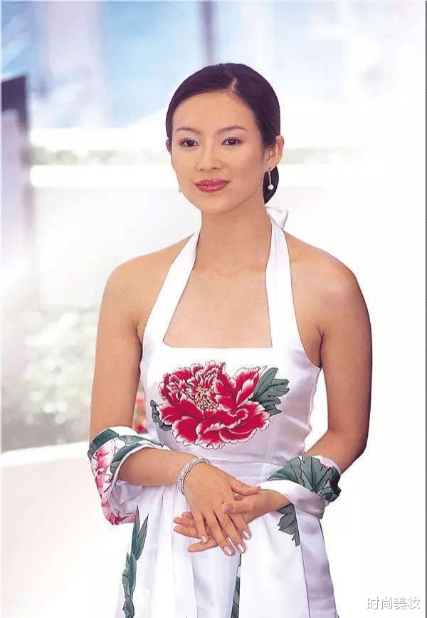 时尚美妆|章子怡亲自接女儿放学，穿黑白装大气知性，素颜露面不忘画上眉毛