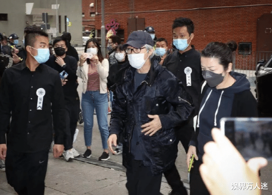 吴孟达|吴孟达葬礼争议不断，刘德华面带笑容露面，儿子发型精致