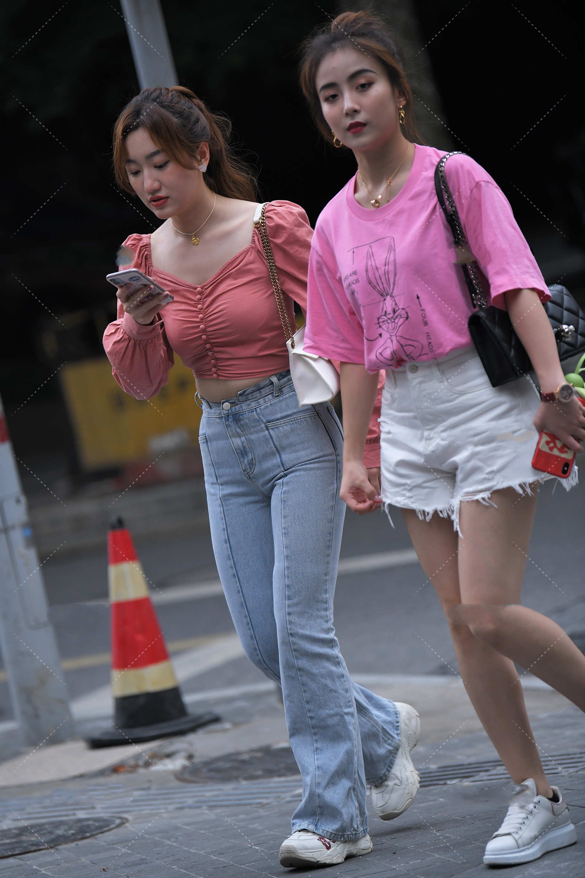 穿衣搭配|粉红色宽松袖设计上衣搭配浅色牛仔裤，甜美可爱，凸显气质