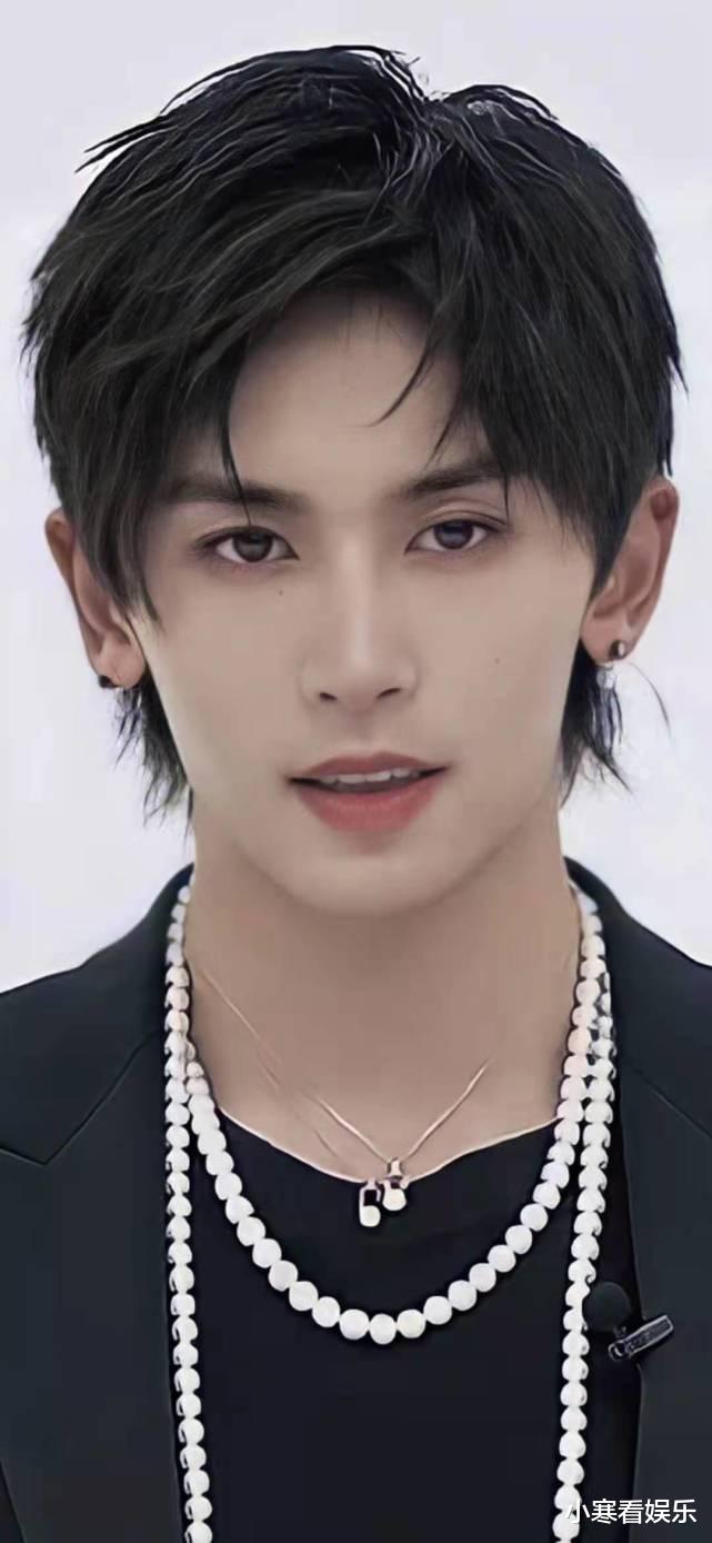 张哲瀚|帅气的小哲已上线，张哲瀚以蝴蝶结丝带白衬衫造型现身直播间，眼神绝了